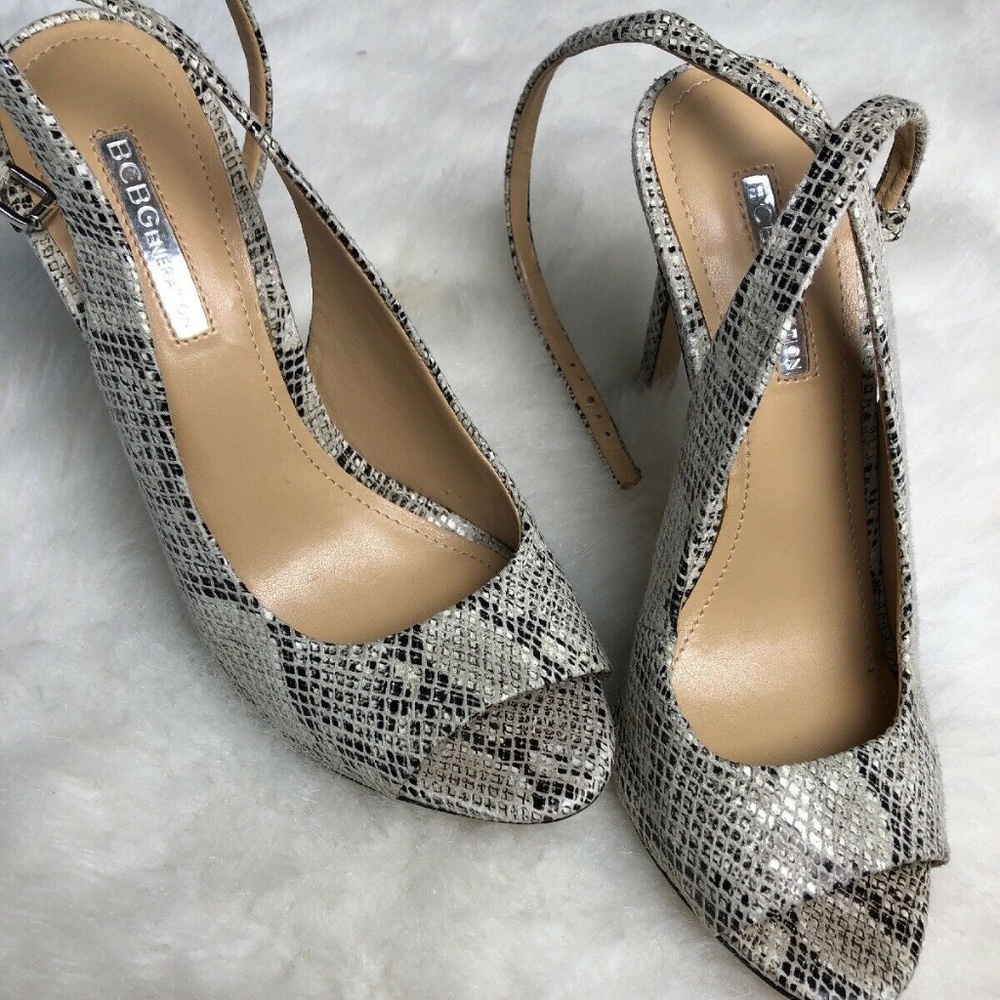 BCBGeneration Womens Size 8.5 Ivory Faux Snake Ski